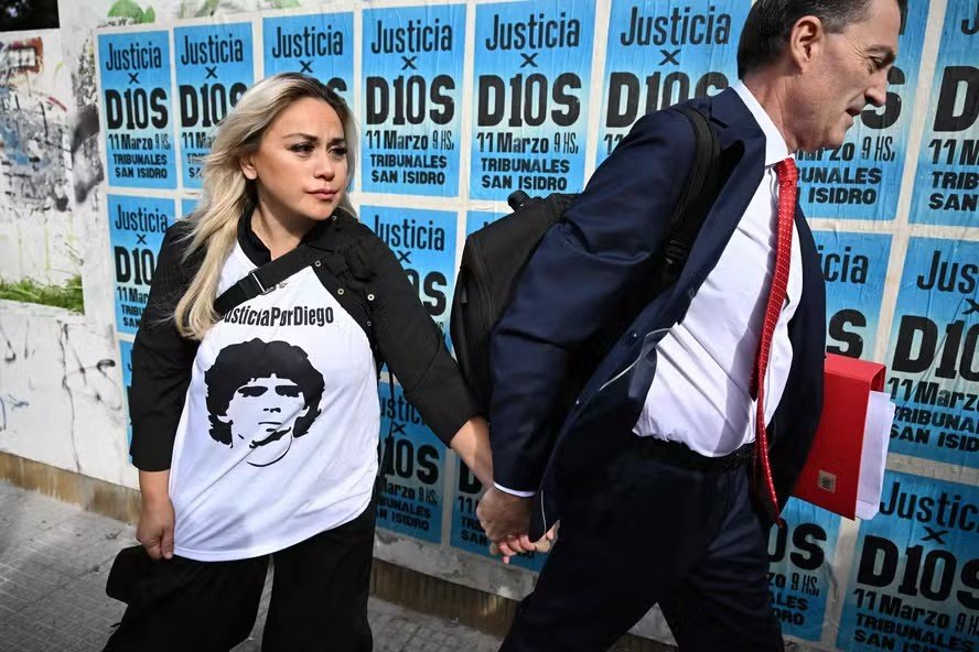 Ex-mulher de Maradona acusa médicos indiciados em julgamento pela morte do jogador: ‘Assasinos’