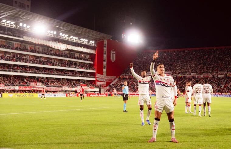 Flamengo empata com Estudiantes, mas perde Arrascaeta machucado