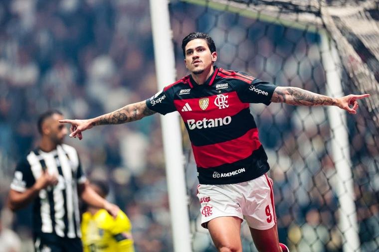Flamengo passeia com direito a golaço de Plata e amplia crise no Atlético-MG