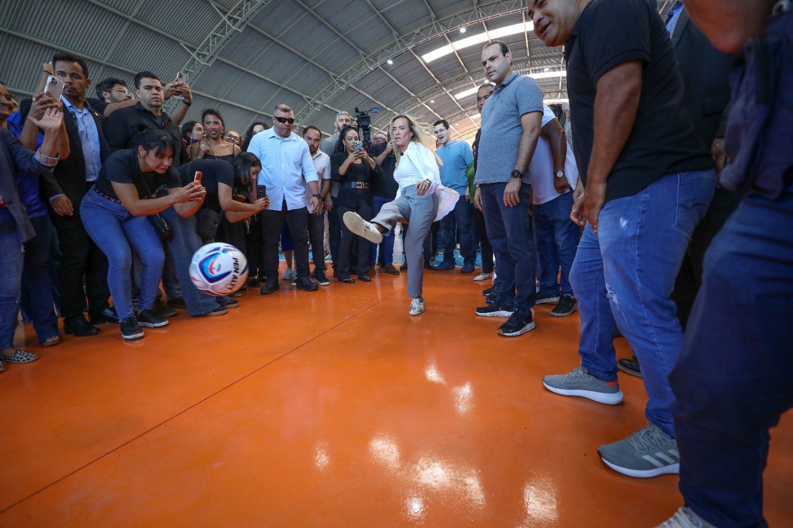 Governadora reinaugura ginásio de esportes em Samambaia após reforma