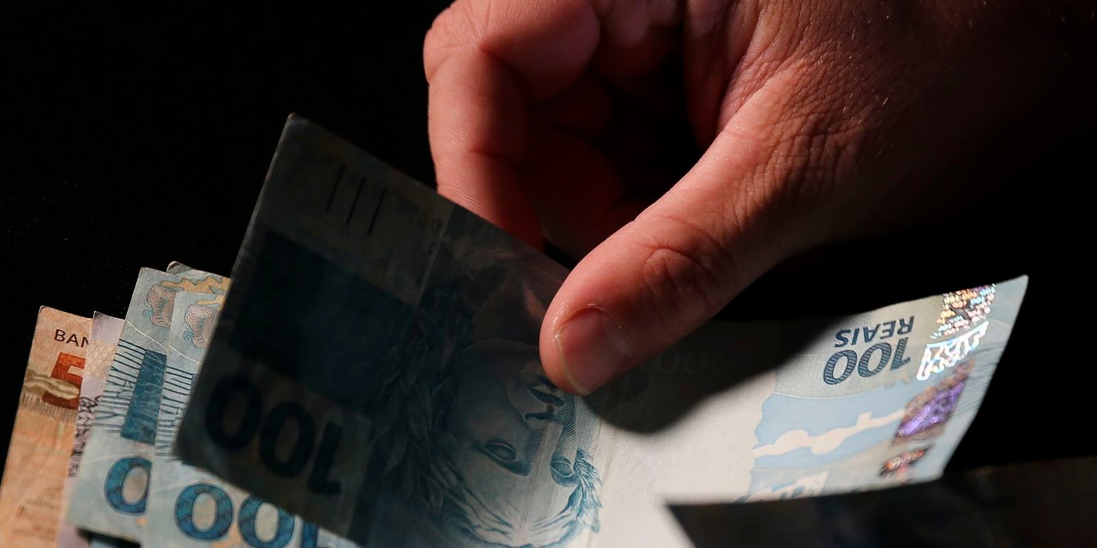 Governo avalia uso do FGTS para quitar dívidas, diz Durigan