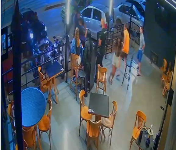 Homem tenta atropelar pedestres e acaba baleado após ação de policial à paisana