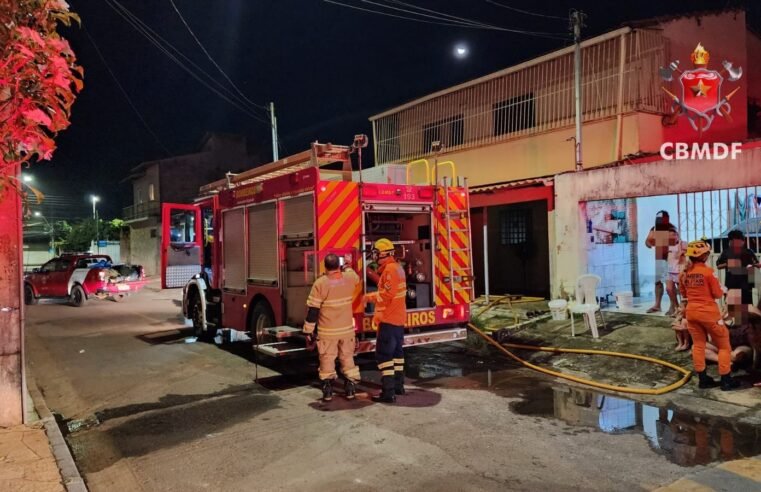 Incêndio em casa mobiliza bombeiros e deixa quatro moradores intoxicados por fumaça em Santa Maria