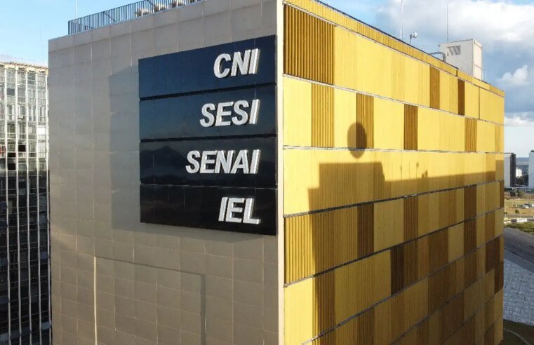 Indústria fatura 4,9% mais em fevereiro, mas continua em queda anual