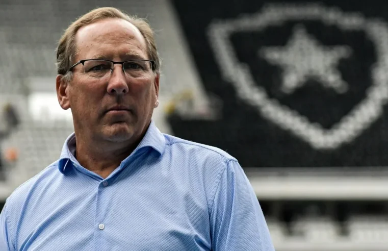 John Textor é afastado da SAF do Botafogo em meio a crise financeira bilionária