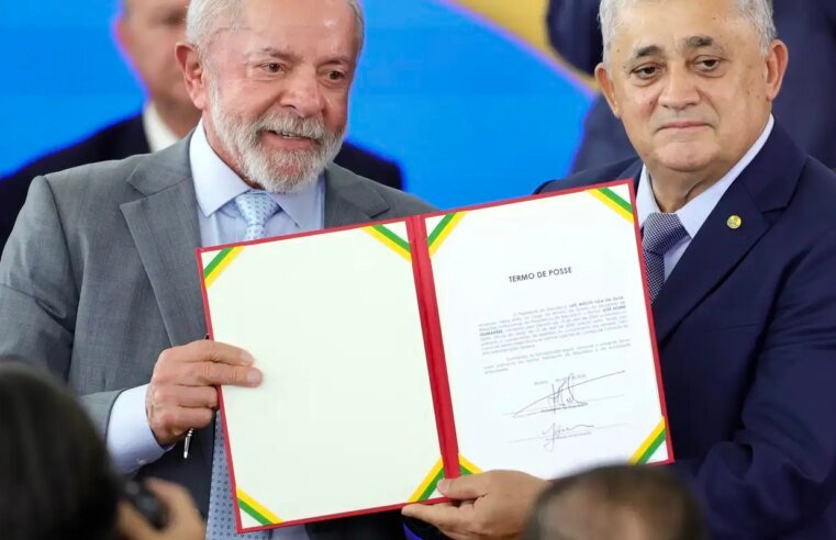 José Guimarães assume ministério e fala em “derrotar o fascismo”