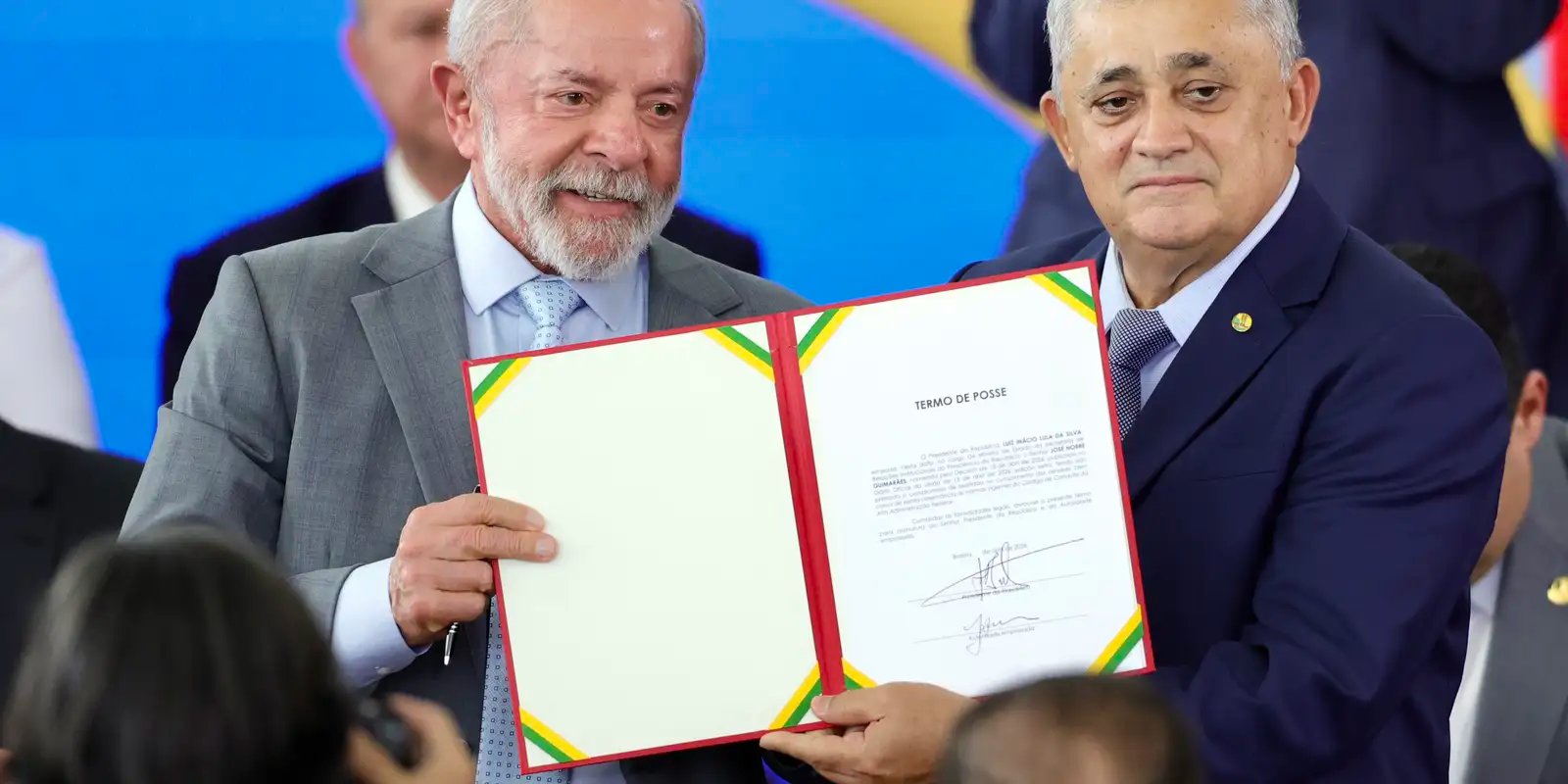 José Guimarães assume ministério e fala em “derrotar o fascismo”