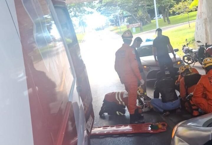 Motociclista fica ferida após colisão com carro na Asa Sul