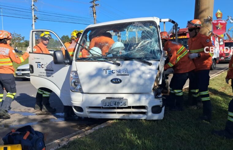 Motorista fica preso às ferragens após caminhão bater em poste na DF-010