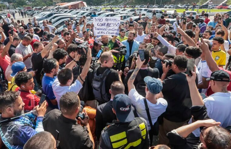 Motoristas protestam contra regulamentação do serviço por aplicativo