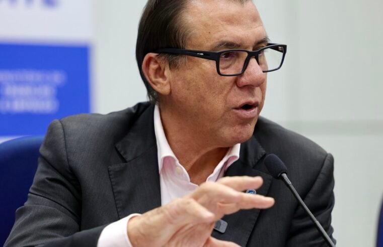 PECs da escala 6×1 não competem com proposta do governo, diz Marinho