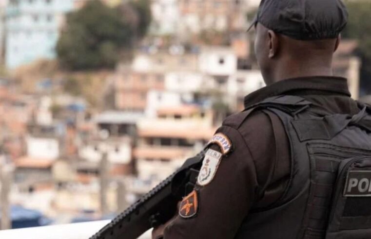 PM apreende três toneladas de drogas, fuzis e pistolas na Maré