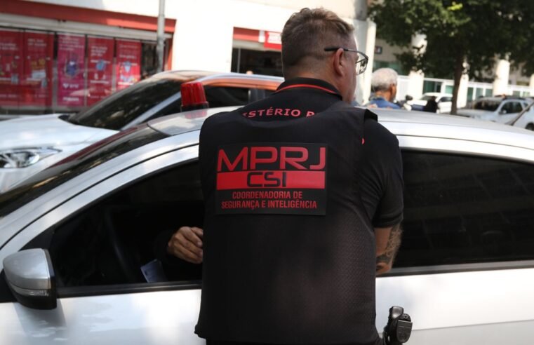 PMs do Rio são denunciados por desviar armas apreendidas em operações