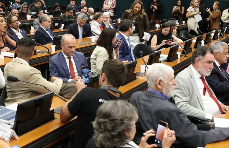 Pedido de vista adia votação da PEC do fim da 6×1 na CCJ da Câmara