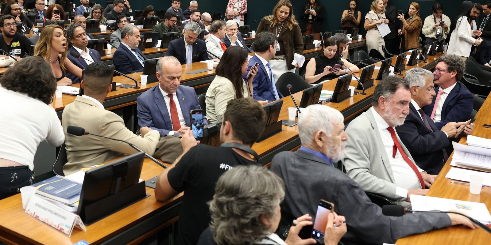 Pedido de vista adia votação da PEC do fim da 6×1 na CCJ da Câmara