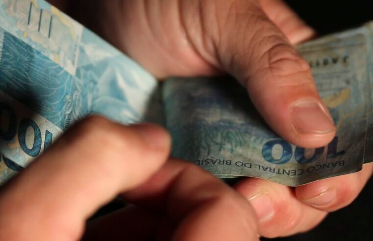 Salário médio do trabalhador amplia recorde e chega a R$ 3.722