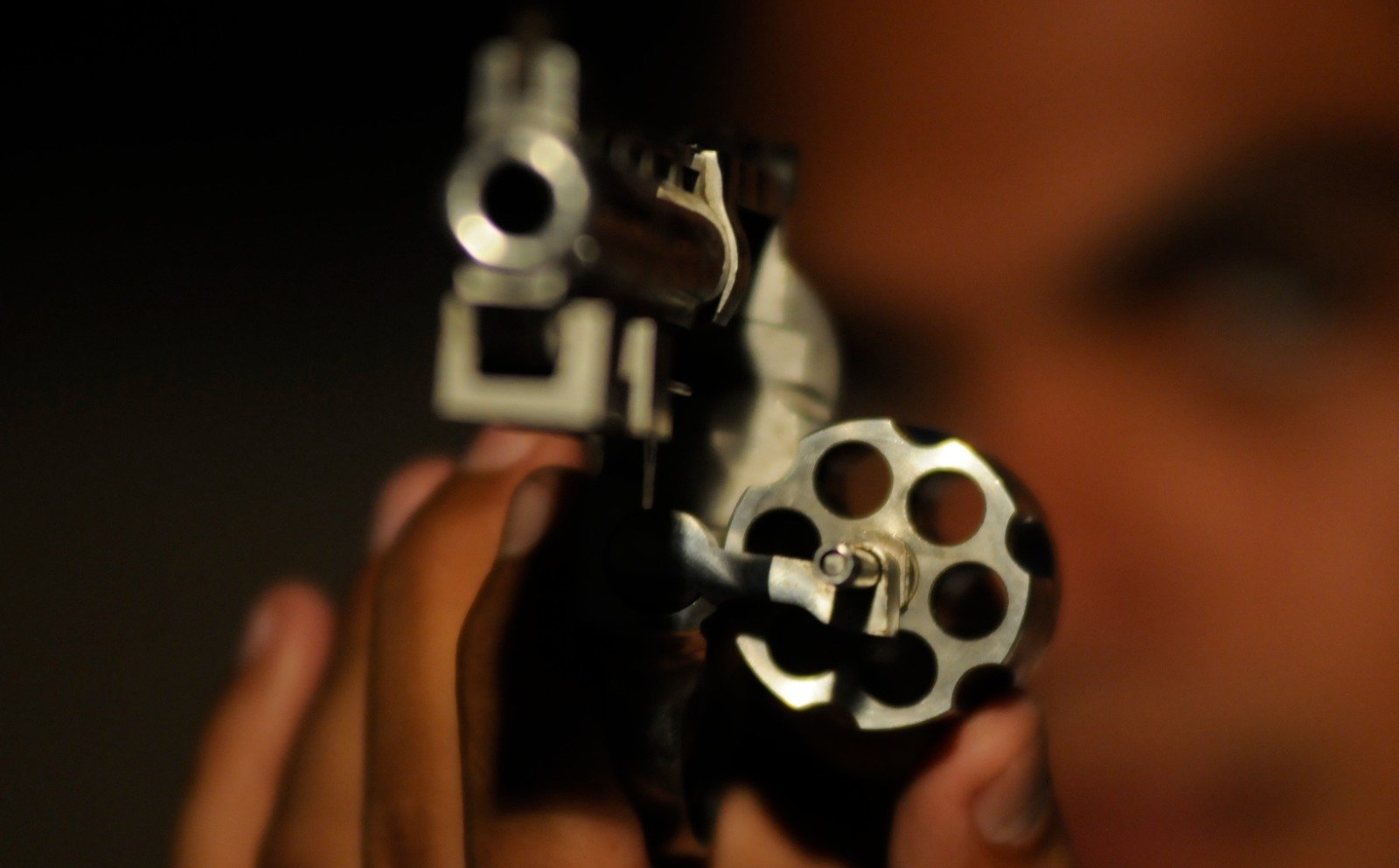 Troca de tiros em distribuidora deixa quatro feridos em Água Quente