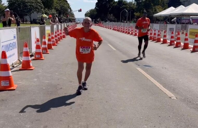 Vídeo: idosa de 78 anos completa meia maratona em Brasília