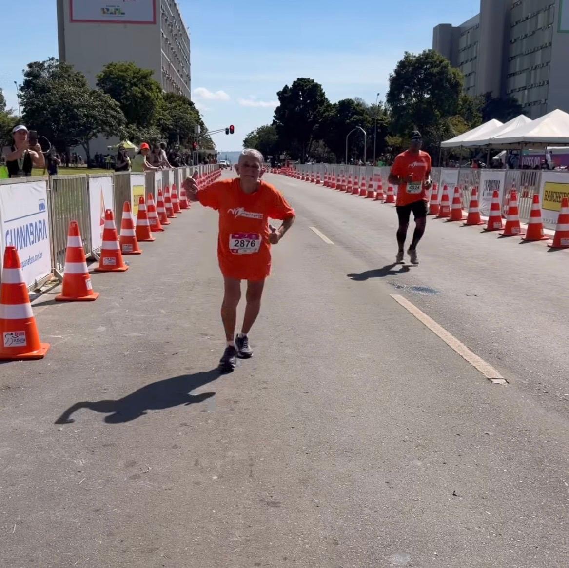 Vídeo: idosa de 78 anos completa meia maratona em Brasília