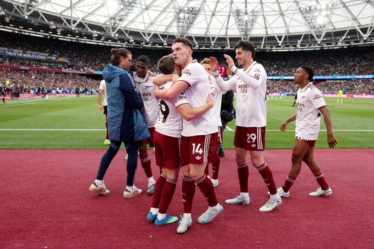 Arsenal bate West Ham, amplia vantagem sobre City e vê título mais próximo