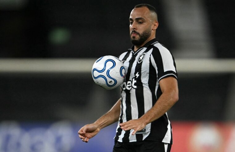 Arthur Cabral faz três gols, Botafogo vence e joga Corinthians para o Z4