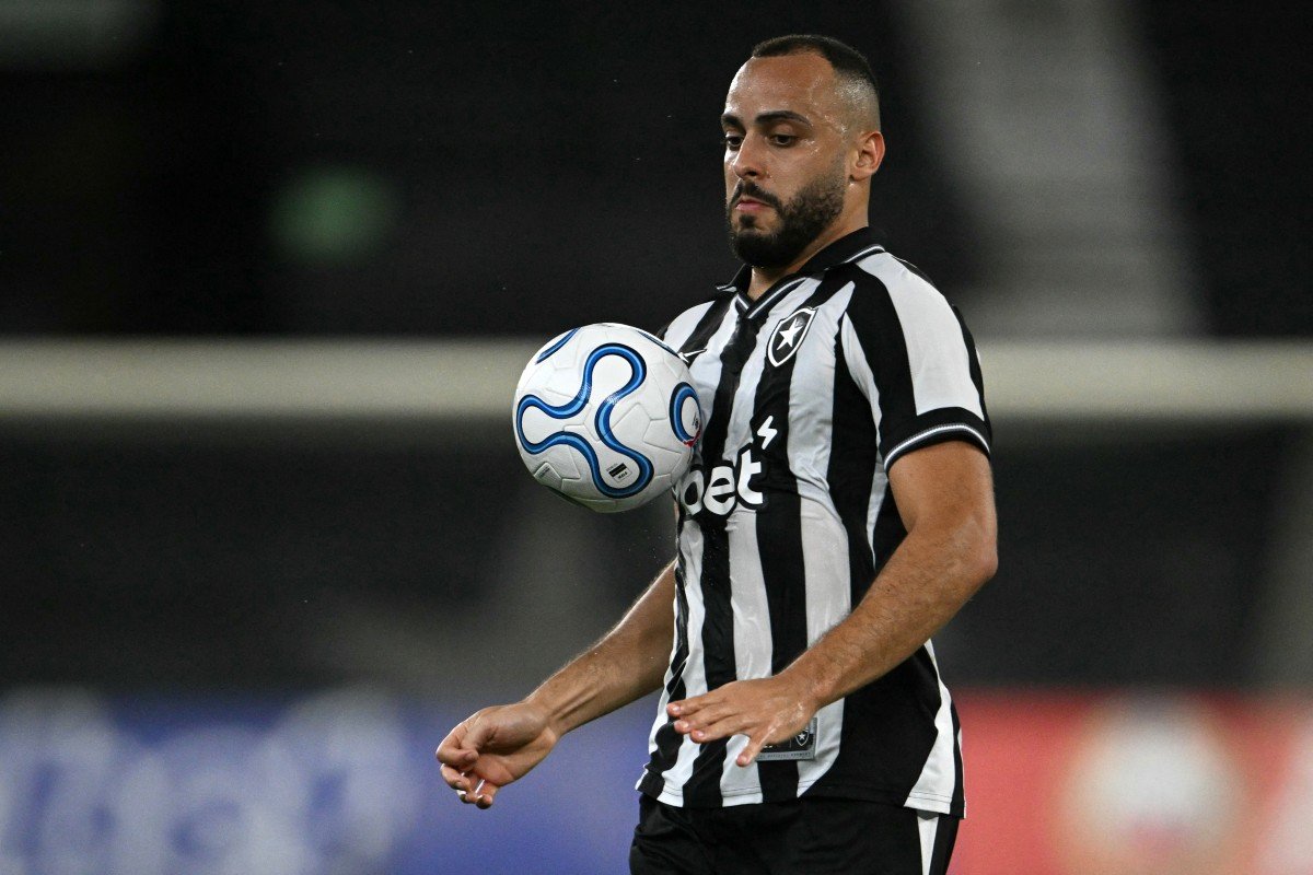 Arthur Cabral faz três gols, Botafogo vence e joga Corinthians para o Z4