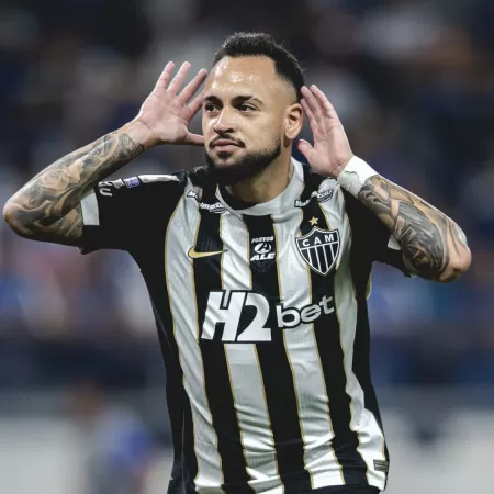 Atlético-MG vence o Cruzeiro em clássico com três expulsões e ameniza crise no Brasileirão
