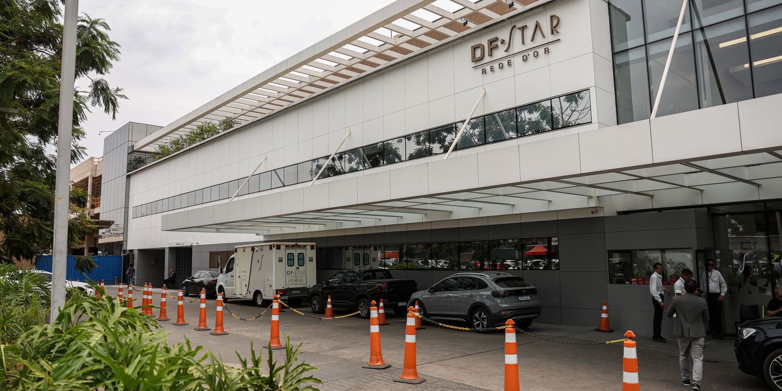 Bolsonaro é internado para cirurgia no ombro em Brasília