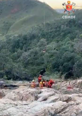 Bombeiros resgatam homem após queda em cachoeira na região de Sobradinho