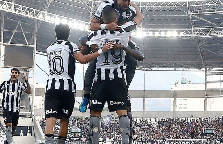 Botafogo vence Corinthians pelo Brasileirão com três de Arthur Cabral