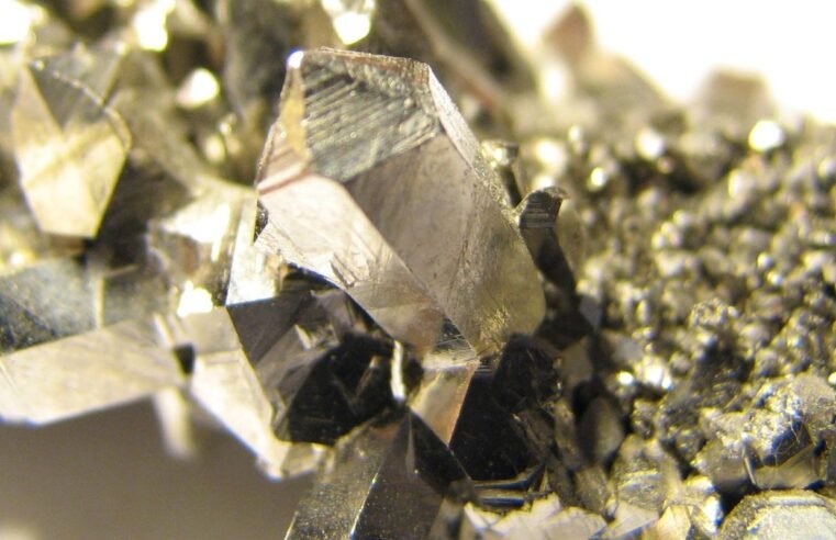 Brasil tem “vazio estratégico” em minerais críticos, diz especialista