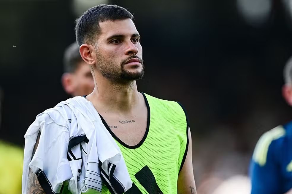 Bruno Guimarães deixa jogo do Newcastle, preocupa seleção e será monitorado antes da Copa