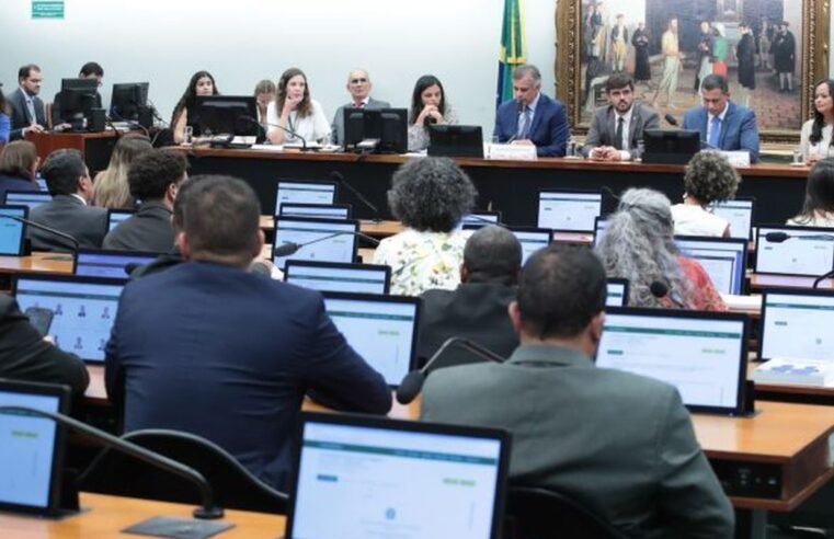 CCJ da Câmara adia análise de PEC sobre redução da maioridade penal