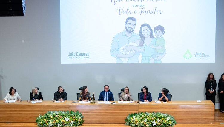 CLDF homenageia projeto “Não Temas, Maria” por apoio a mulheres no DF