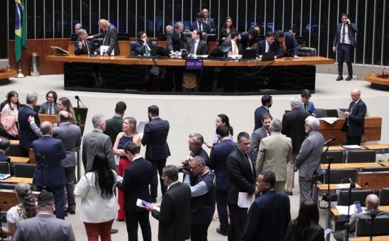 Câmara aprova novo reajuste do piso do magistério