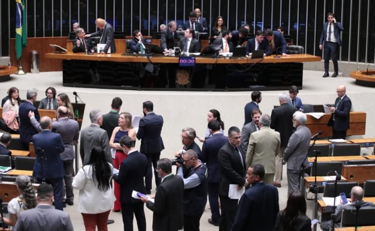 Câmara aprova novo reajuste do piso do magistério