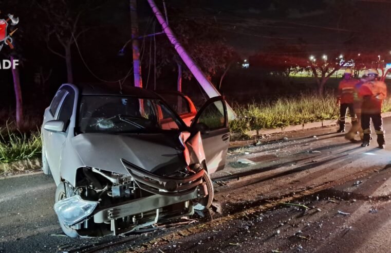 Carro atinge poste na EPIA Sul e mobiliza bombeiros no DF