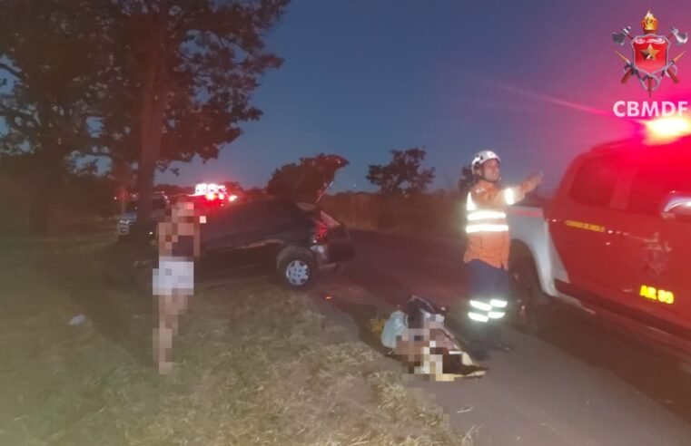 Carro bate em árvore e deixa dois feridos em Sobradinho