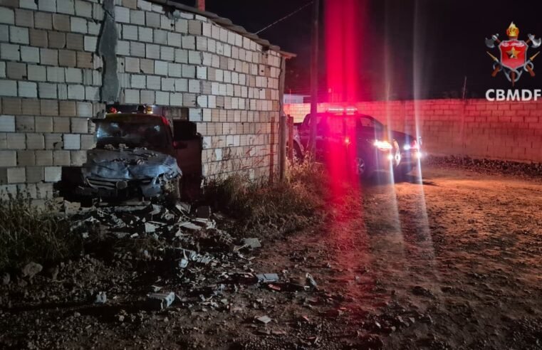 Carro invade casa no Paranoá durante a madrugada; ninguém fica ferido