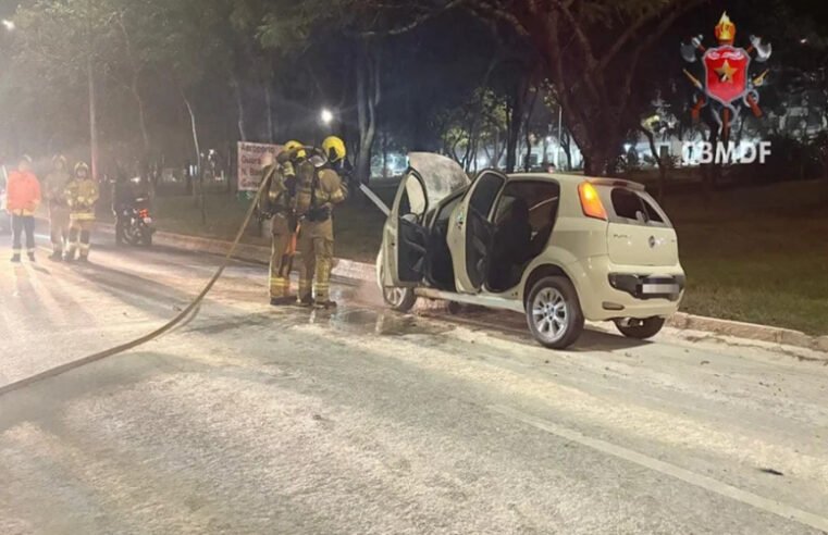 Carro pega fogo e interdita Eixão Sul