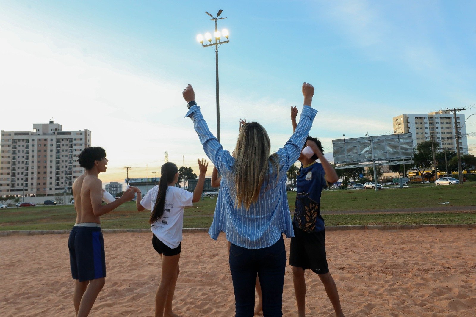 Celina Leão inaugura iluminação de quadra de areia em Samambaia