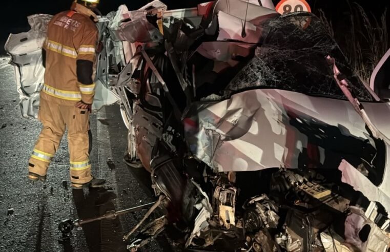 Colisão entre carreta e Fiorino deixa motorista ferido no Gama