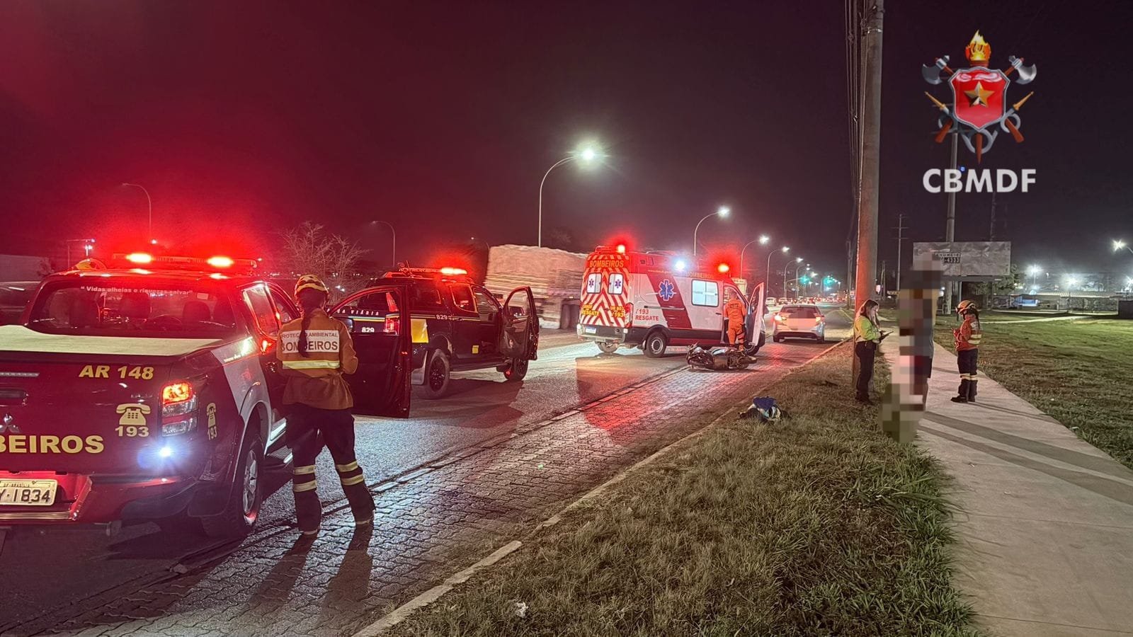 Colisão entre carro e moto mobiliza bombeiros na DF-001, Riacho Fundo II