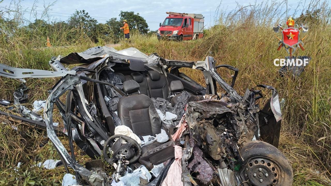 Colisão entre carros deixa um morto e um ferido na DF-290, em Samambaia