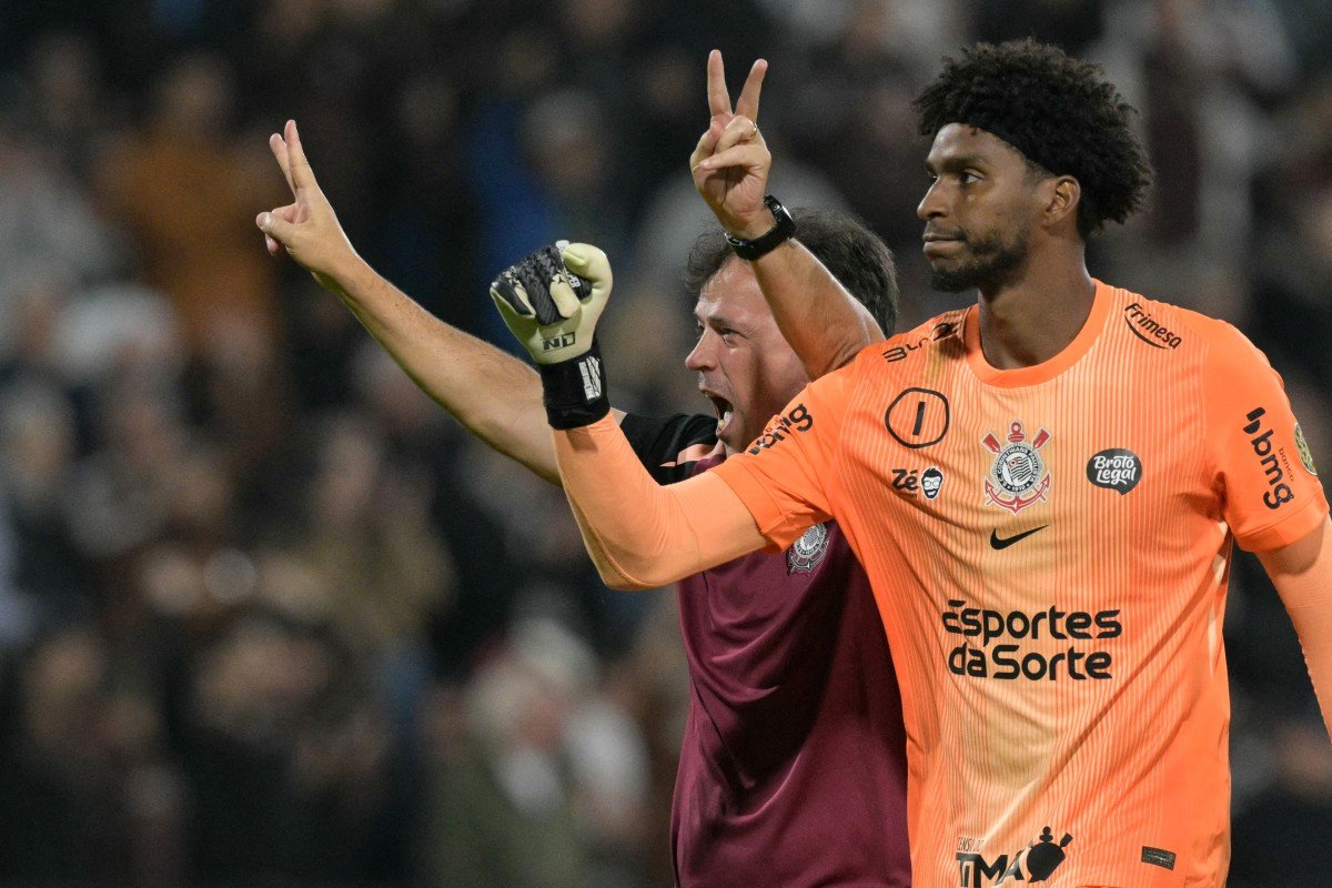 Corinthians joga mal, mas vence Atlético-MG no fim com golaço de Labyad em retorno de Memphis