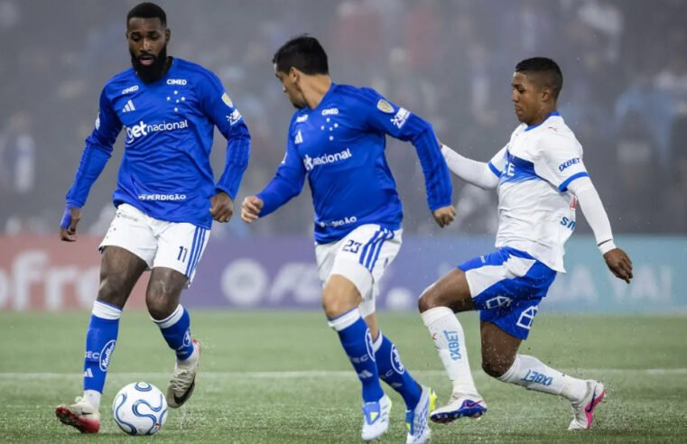 Cruzeiro empata com um a menos no Chile e segue vivo na briga pela liderança na Libertadores