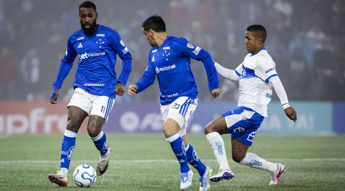 Cruzeiro empata com um a menos no Chile e segue vivo na briga pela liderança na Libertadores