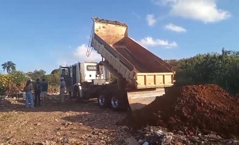 DF Legal apreende caminhões e multa construtora por descarte irregular no Guará