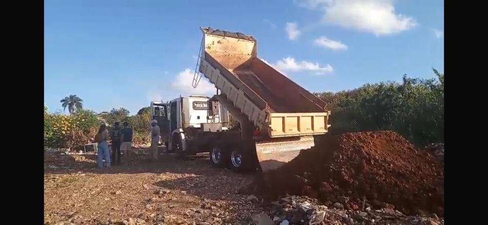 DF Legal apreende caminhões e multa construtora por descarte irregular no Guará