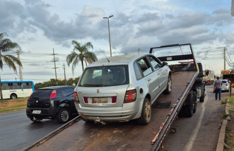 Detran-DF apreende Fiat Stilo com R$ 15 mil em multas e 10 anos sem licenciamento